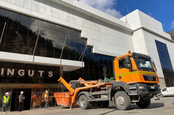 Obres per enllestir el nou centre comercial.